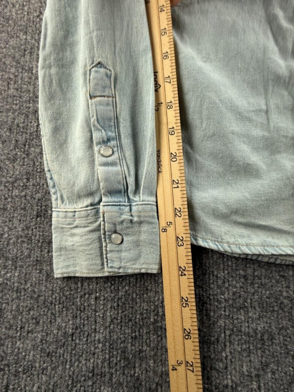 NWT Levi’s Pearl Snap Up Shirt Western Denim Pockets Lightweight Medium Blue - Picture 12 of 15